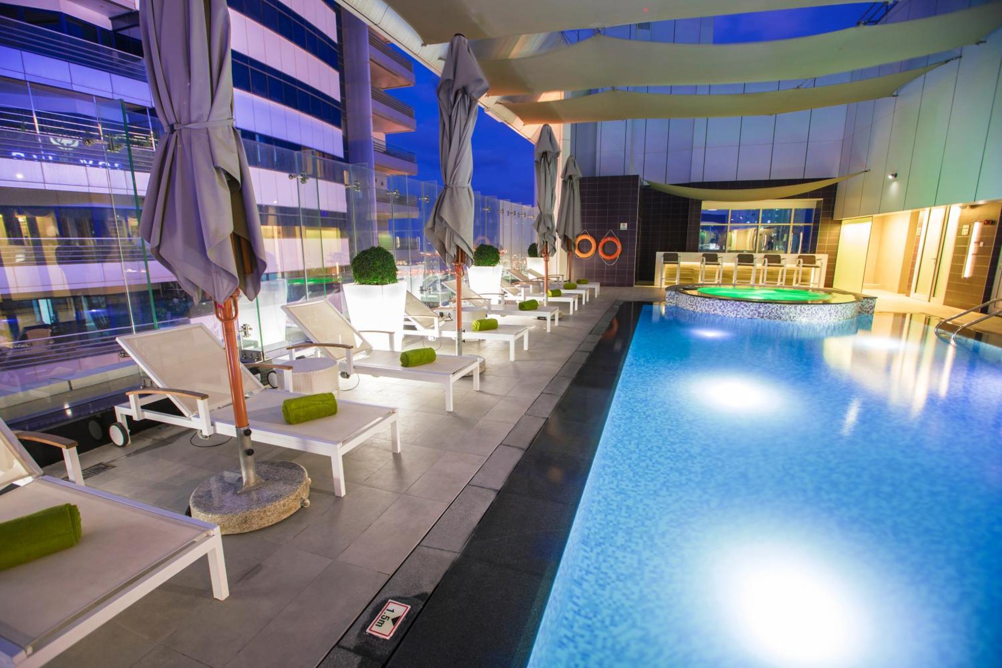 The Act Hotel Шарджа Съоръжения снимка The pool at the 30th